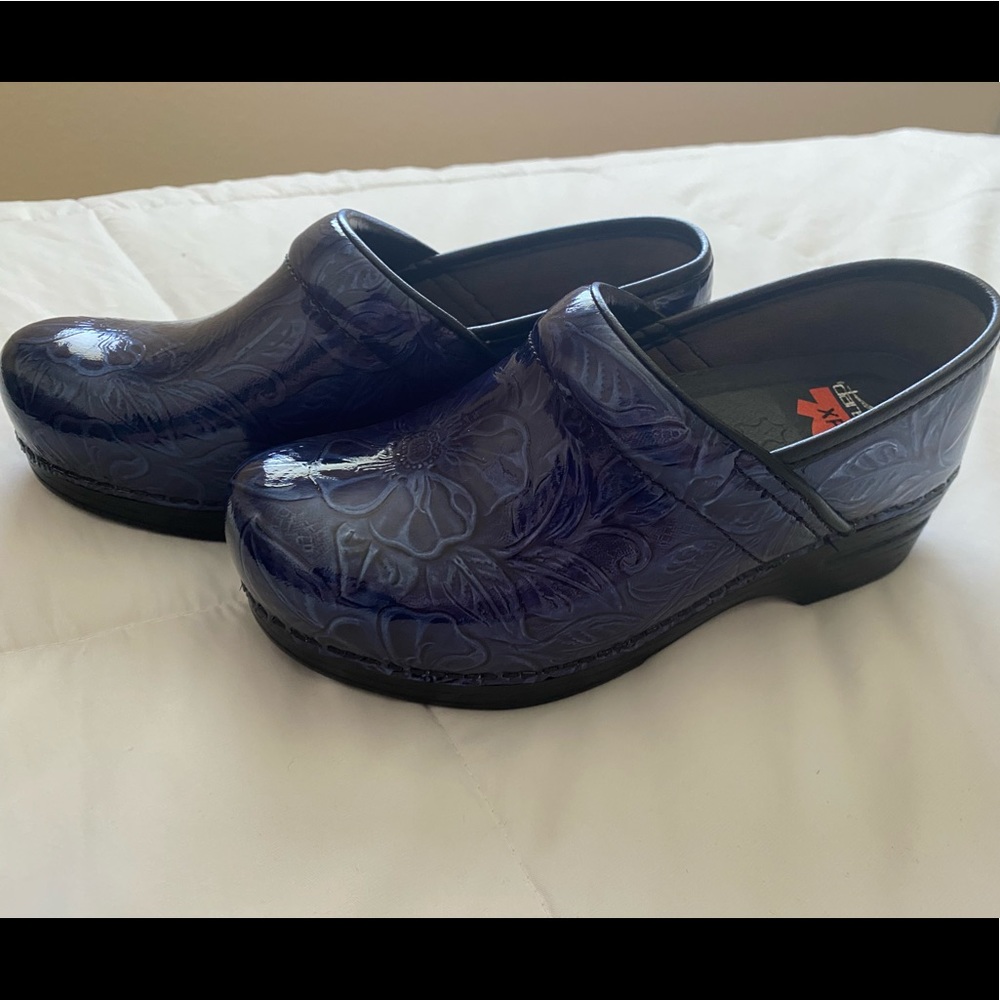 Brand New XP 2.0 Dansko Clog Patent Floral Tooled